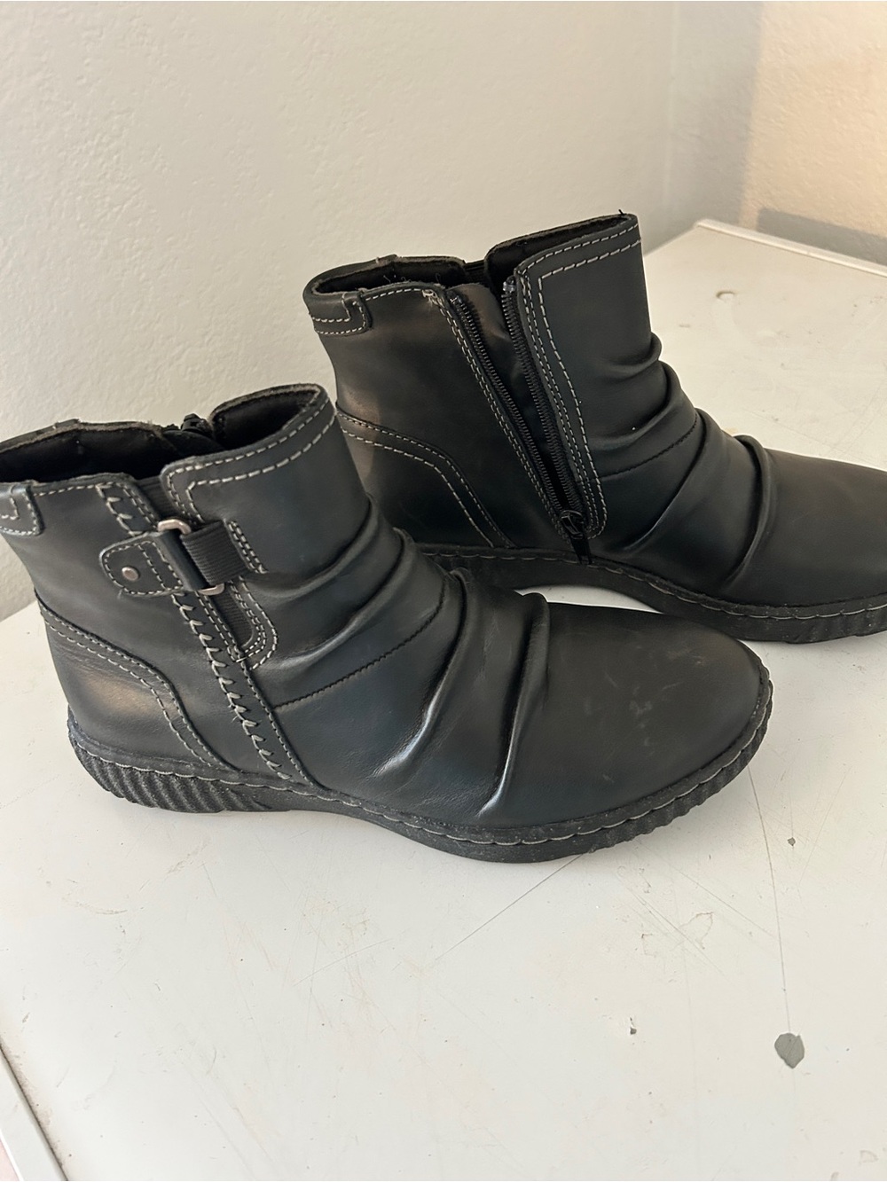 • Clarks Collection Caroline Orchid Black Leather Ruched Ankle Boots - Women's S